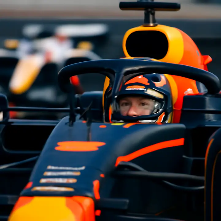El contexto reciente de Max Verstappen y la influencia de Ford en Red Bull: un análisis crítico